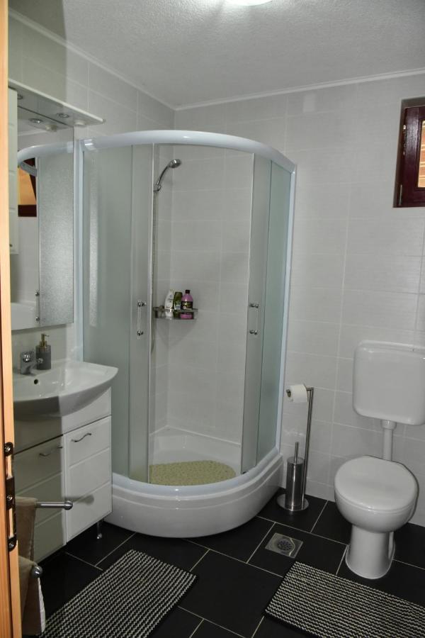 Apartment Bobic Licko Petrovo Selo Экстерьер фото