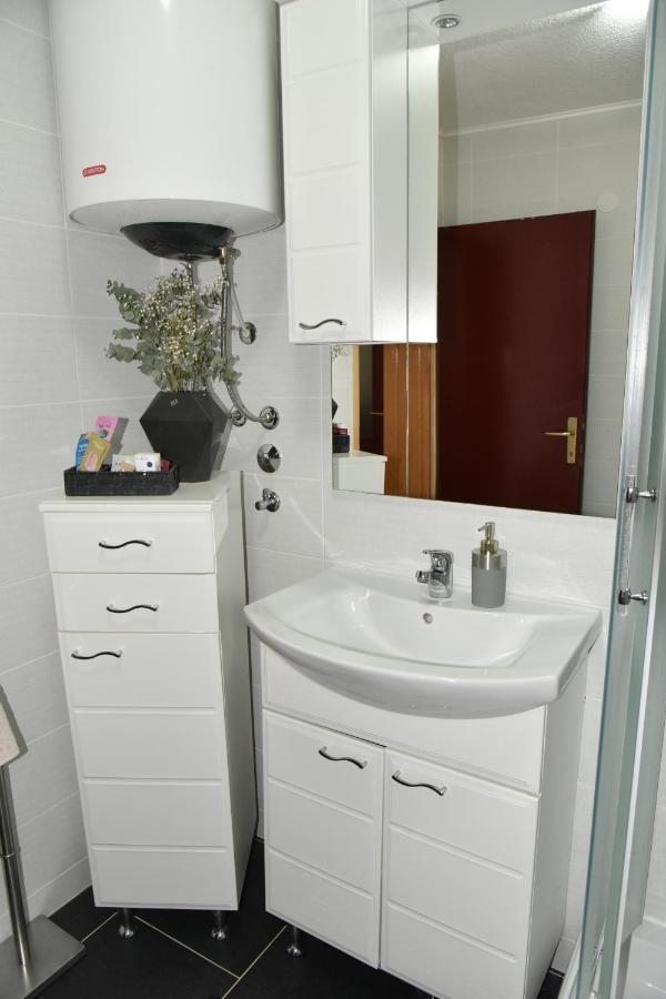 Apartment Bobic Licko Petrovo Selo Экстерьер фото